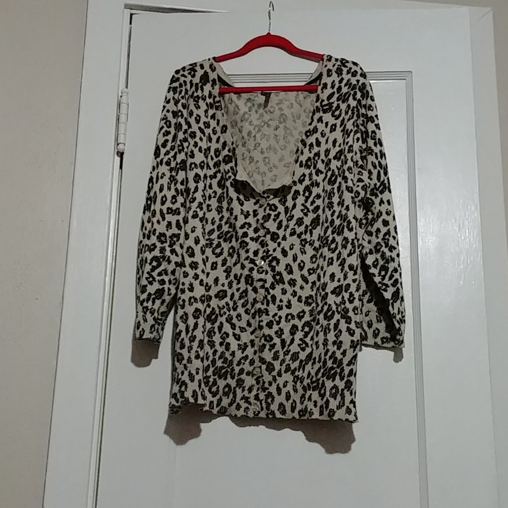Lightweight leopard sweater